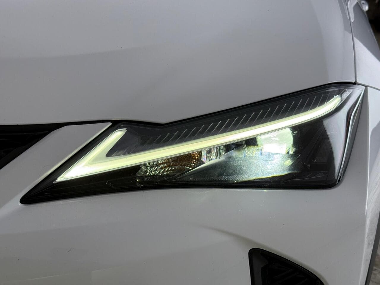 Lexus UX thumbnail Lights Front