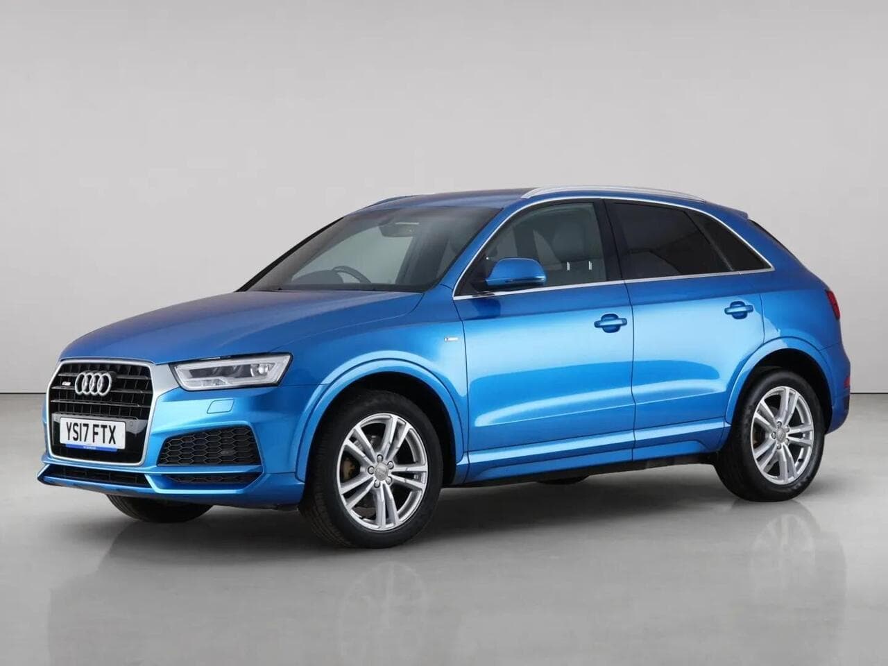 Audi Q3 thumbnail Front Left