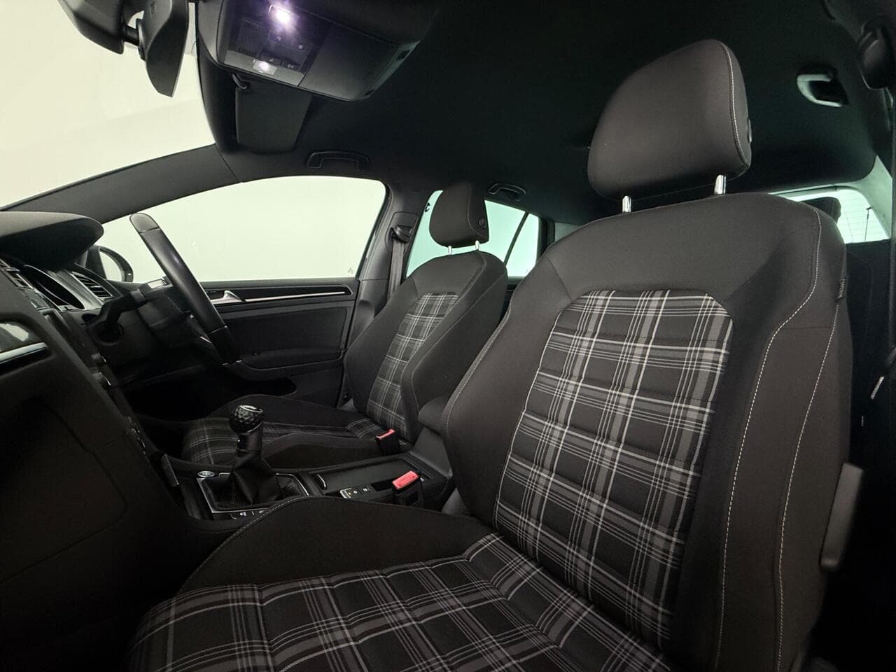 Volkswagen Golf thumbnail Seat Front Passenger