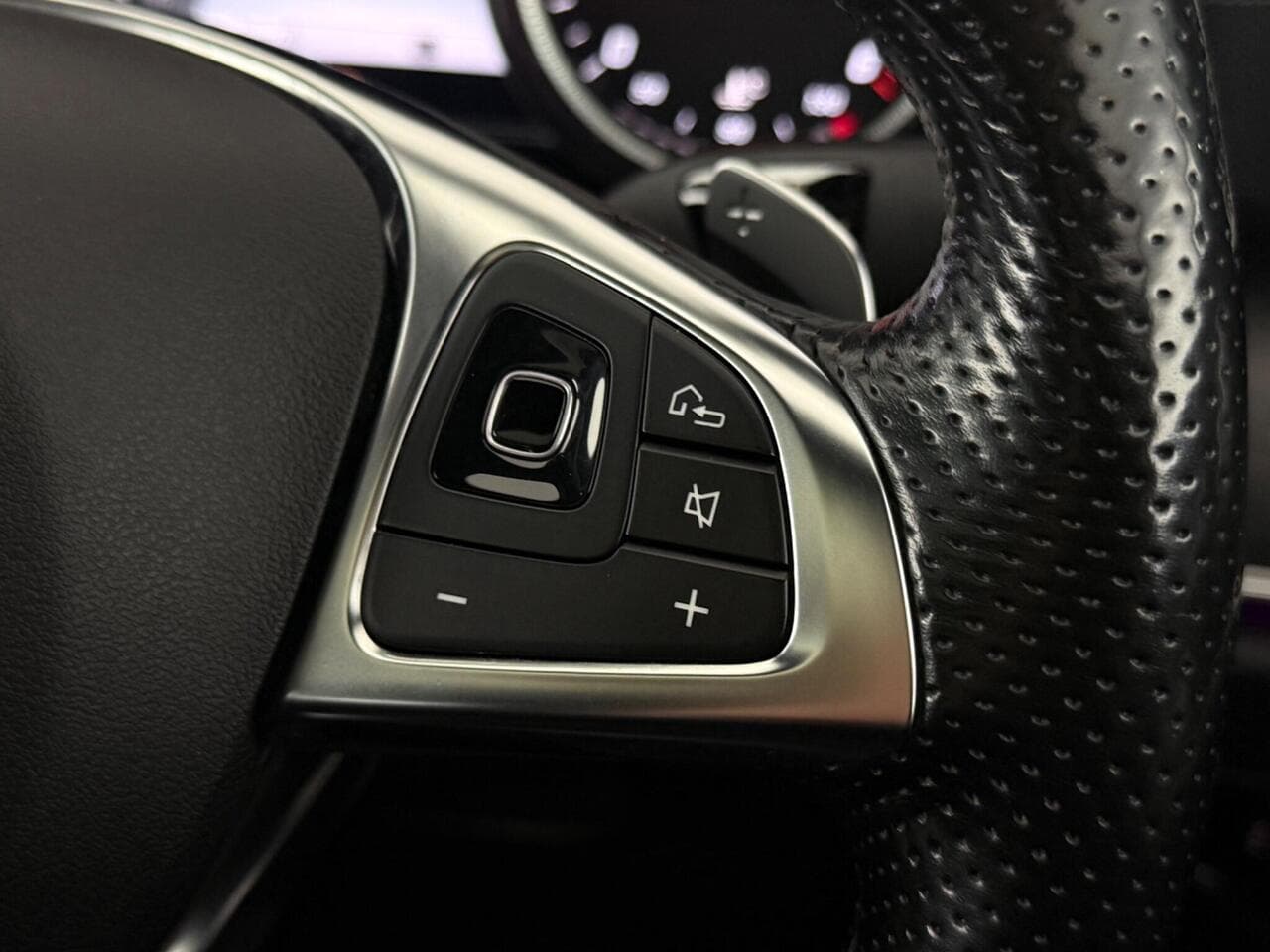 Mercedes-Benz E Class thumbnail Misc Controls