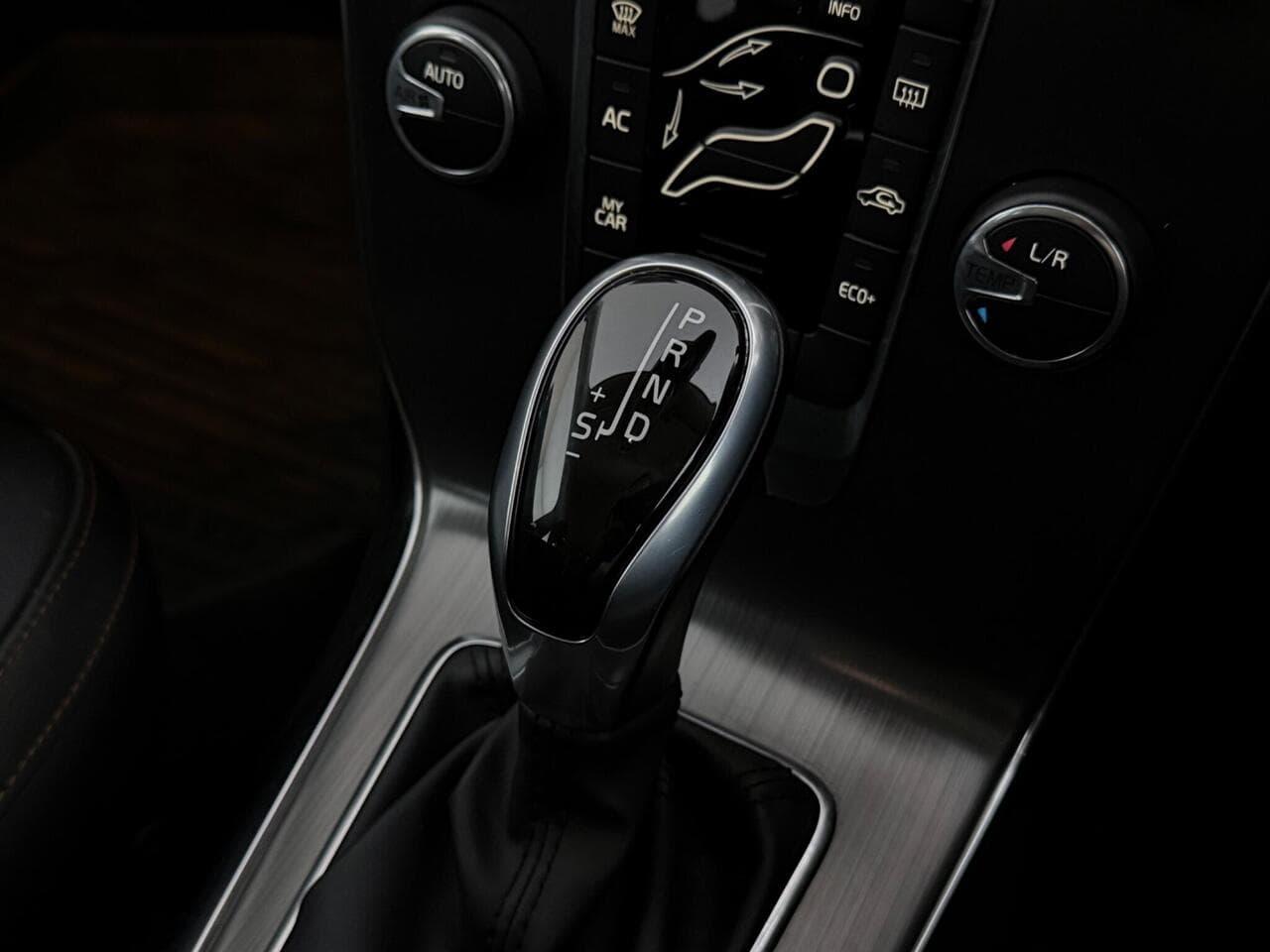 Volvo V40 Cross Country thumbnail Interior Front