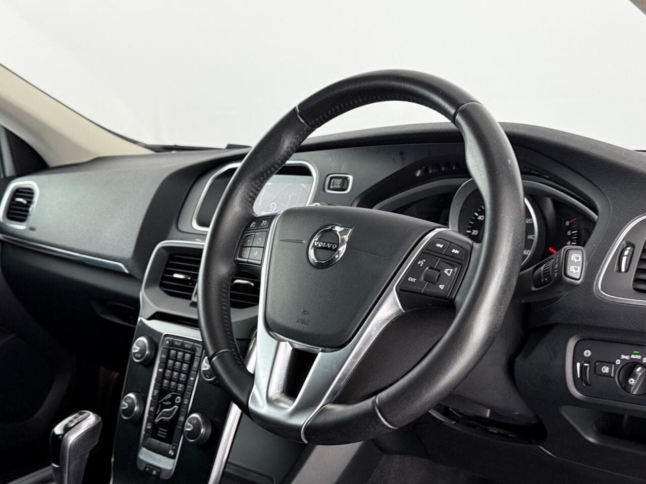Volvo V40 thumbnail Steering Wheel