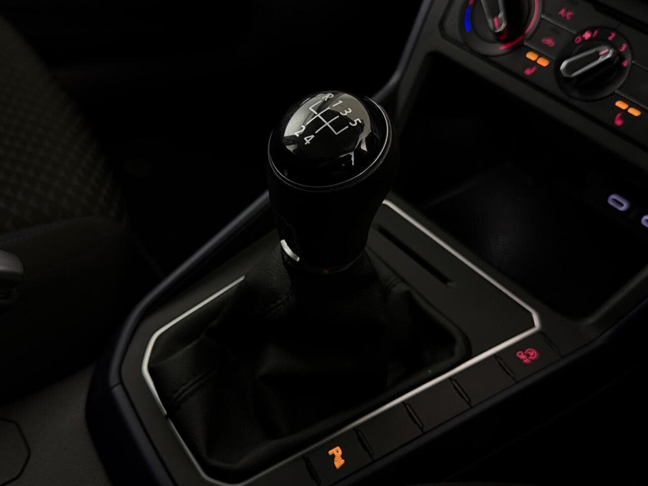 Volkswagen Polo thumbnail Interior Front