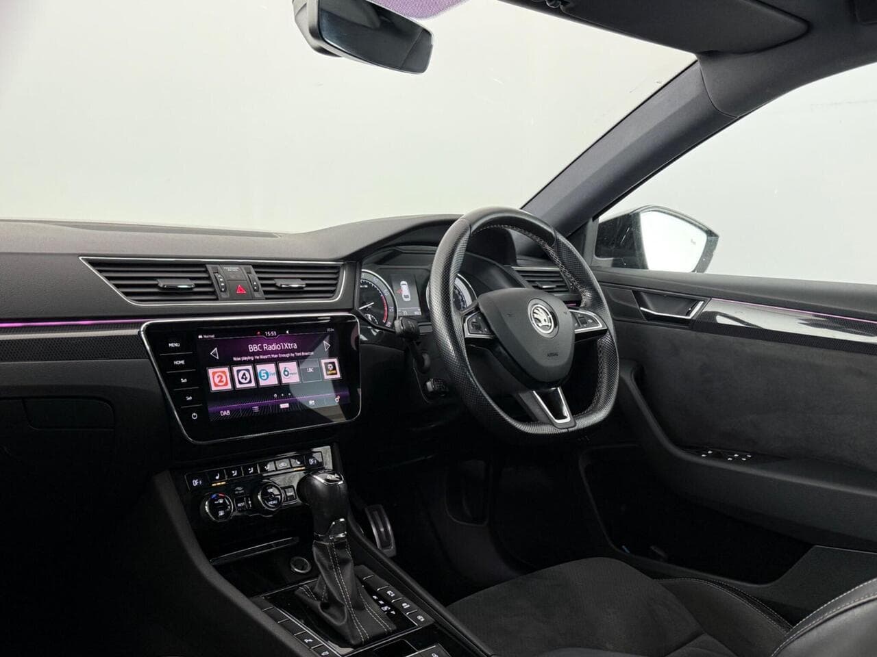 Skoda Superb thumbnail Interior Front