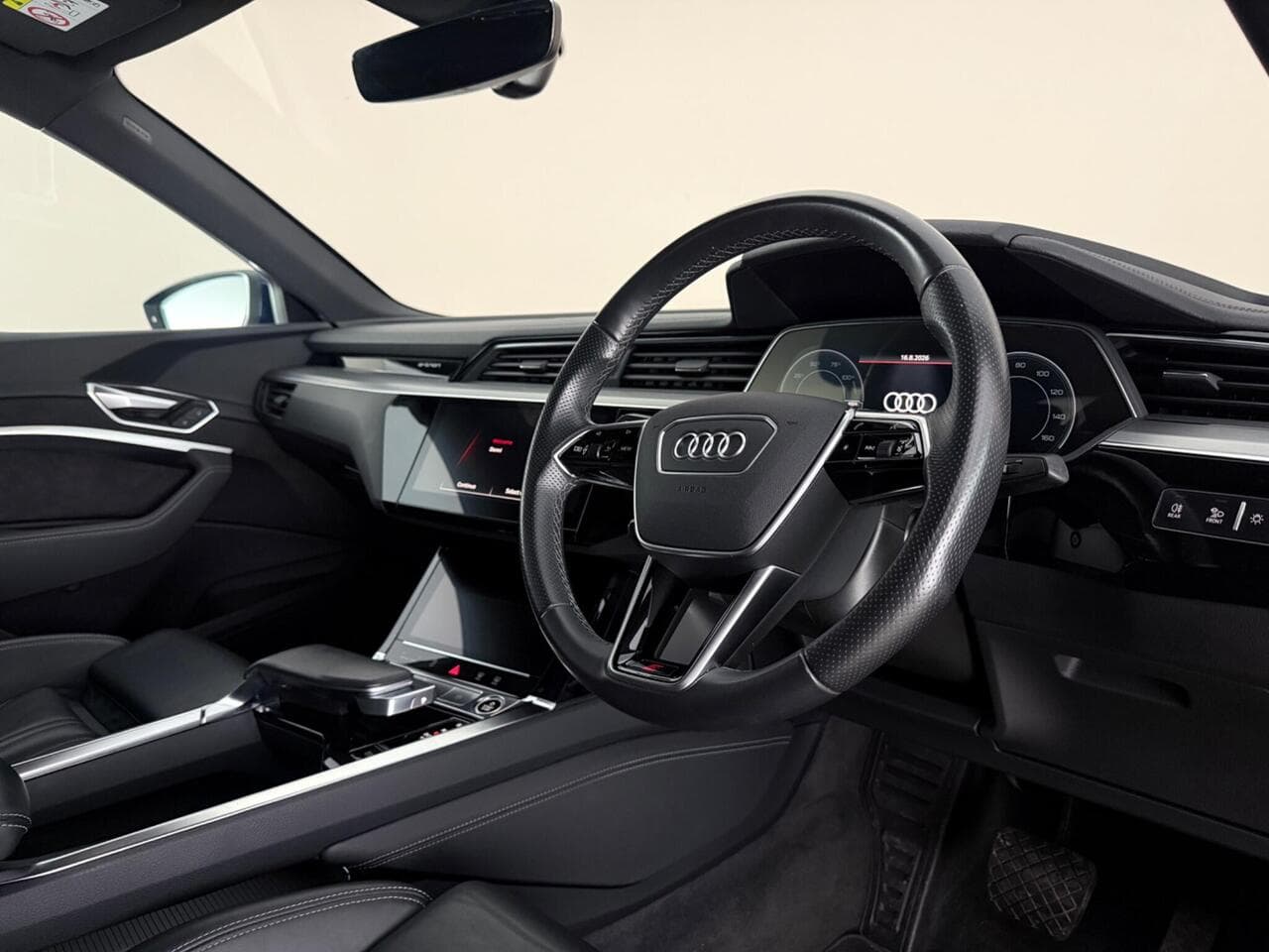 Audi e-tron thumbnail Interior Front