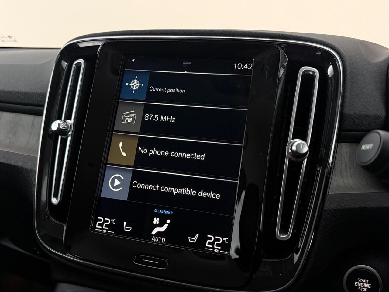 Volvo XC40 thumbnail Infotainment System