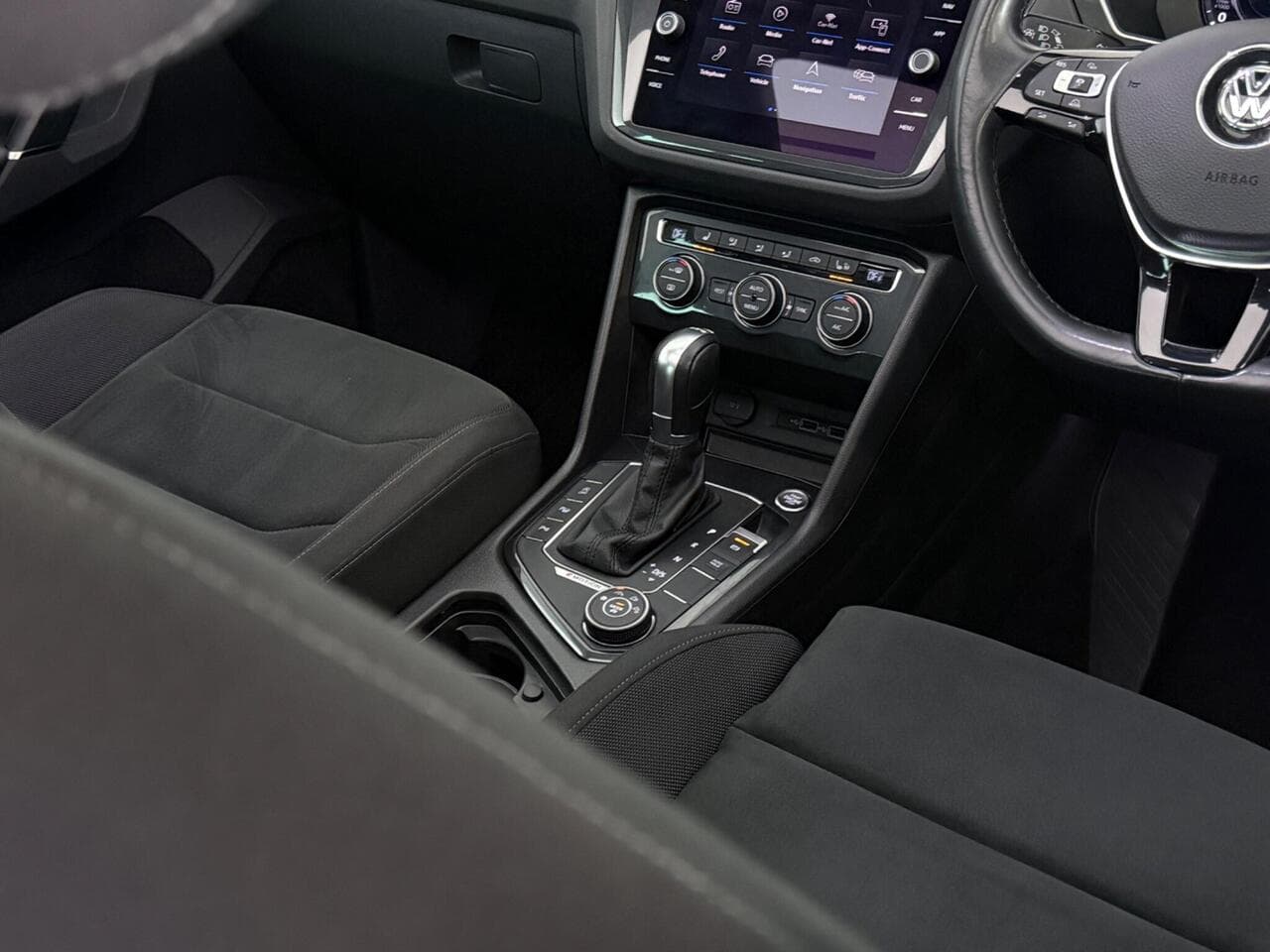 Volkswagen Tiguan thumbnail Interior Front