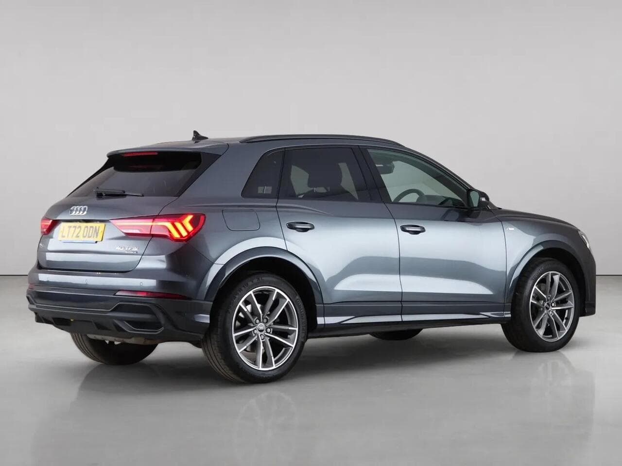 Audi Q3 thumbnail Rear Right