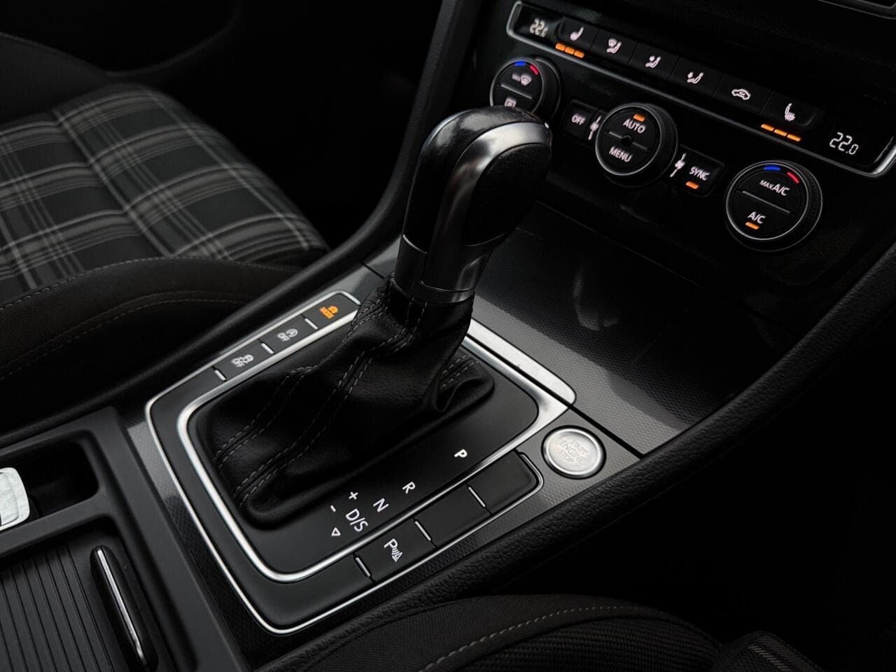 Volkswagen Golf thumbnail Interior Front