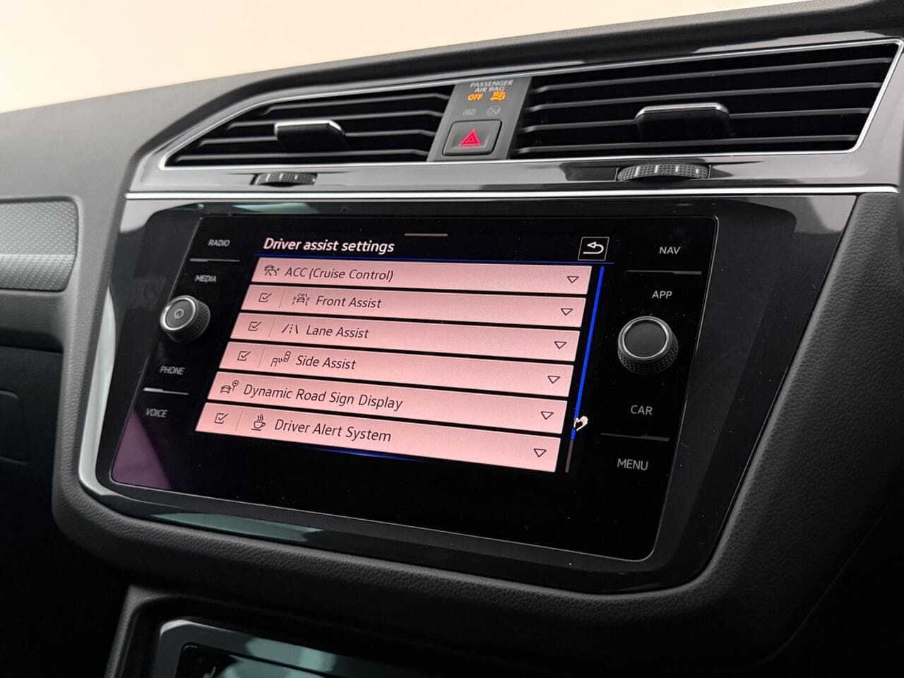 Volkswagen Tiguan thumbnail Infotainment System