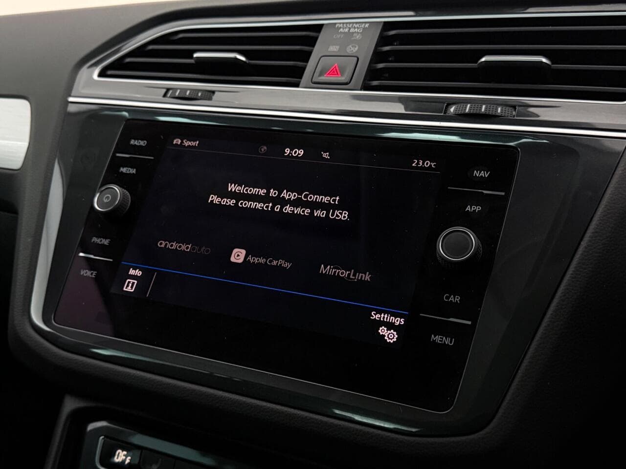 Volkswagen Tiguan thumbnail Infotainment System