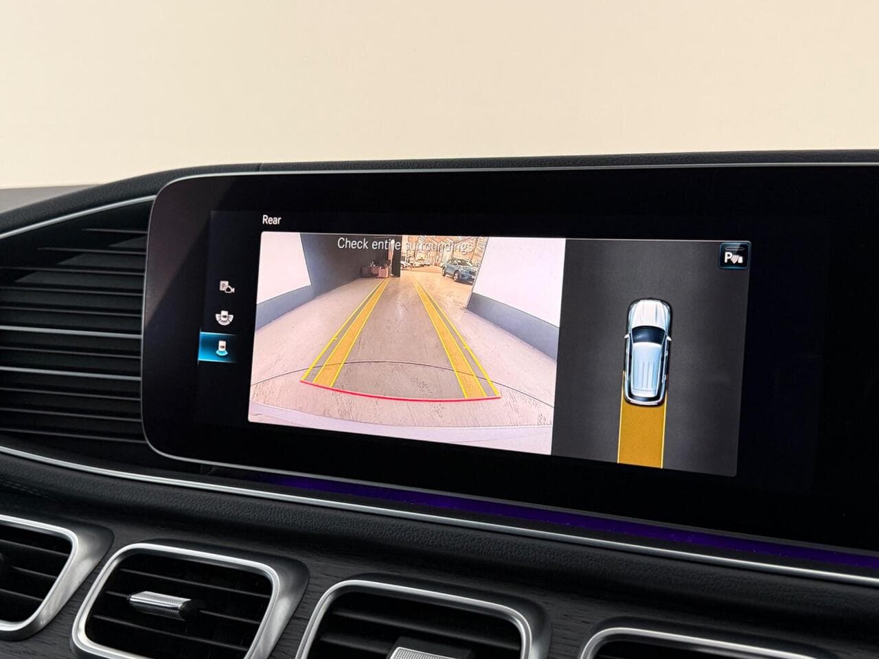 Mercedes-Benz GLE thumbnail Infotainment System