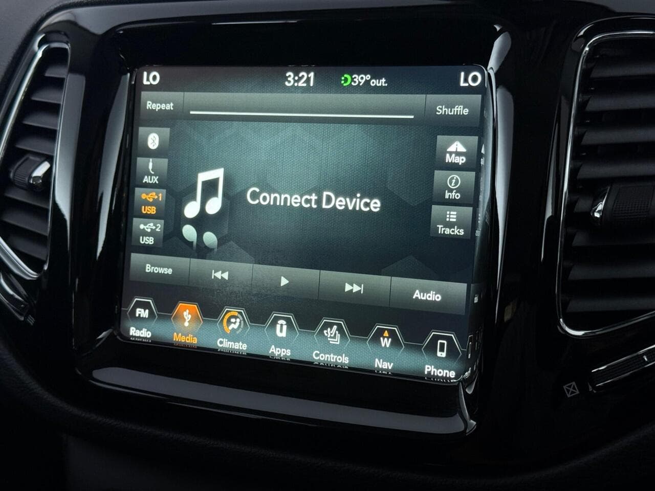 Jeep Compass thumbnail Infotainment System
