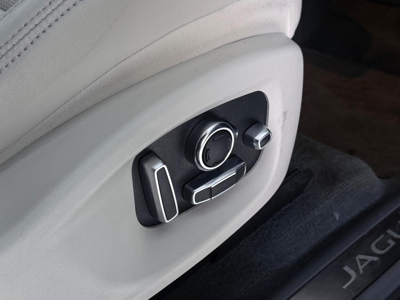 Jaguar E-PACE thumbnail Misc Controls