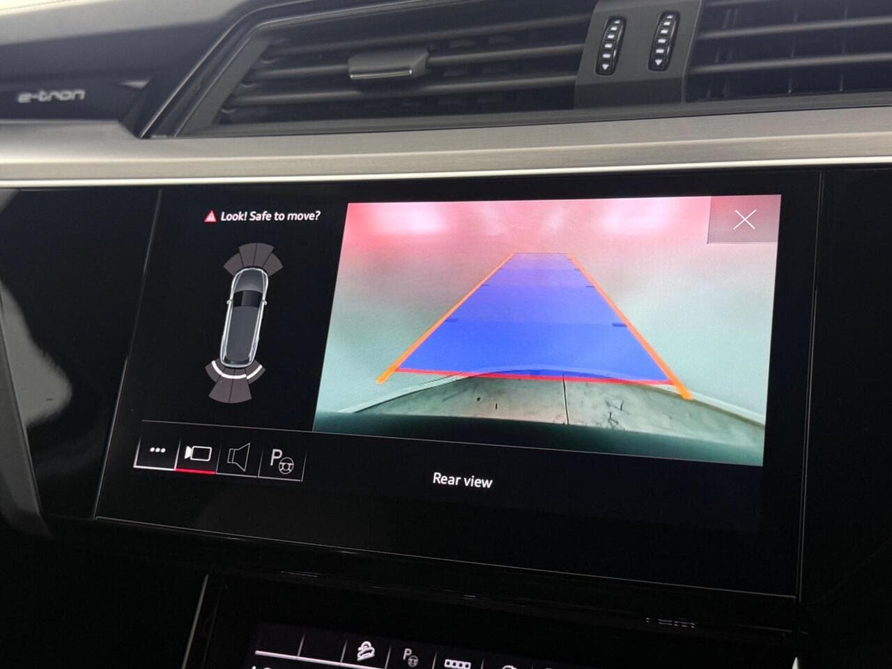 Audi e-tron thumbnail Infotainment System