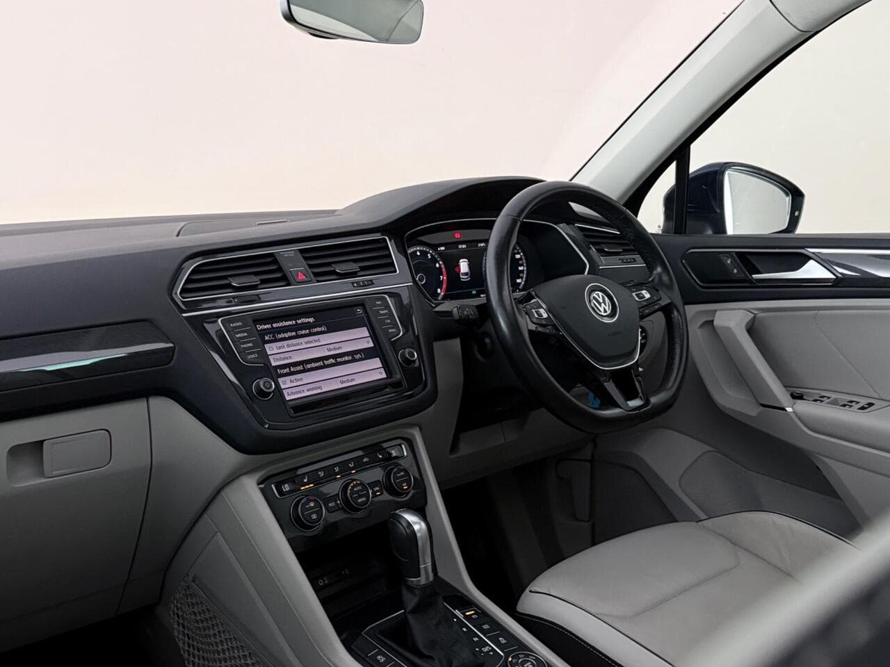Volkswagen Tiguan thumbnail Interior Front