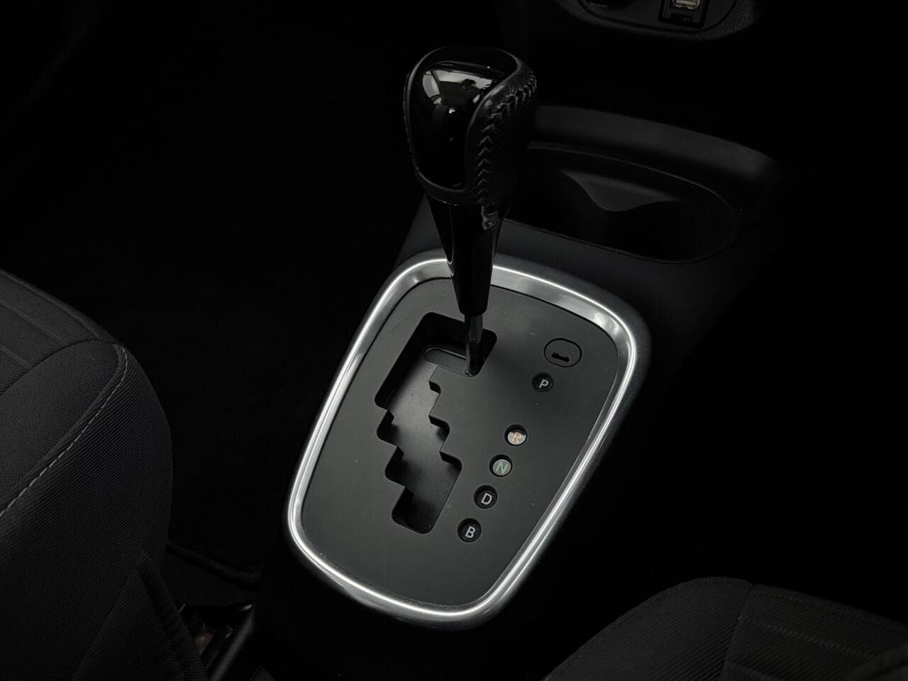 Toyota Yaris thumbnail Interior Front