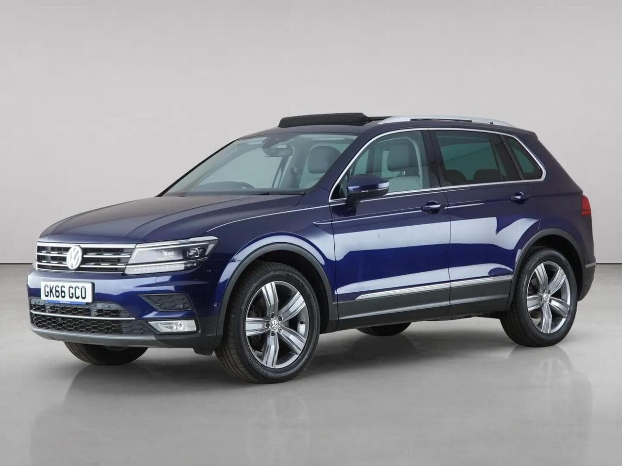 Volkswagen Tiguan thumbnail Front Left