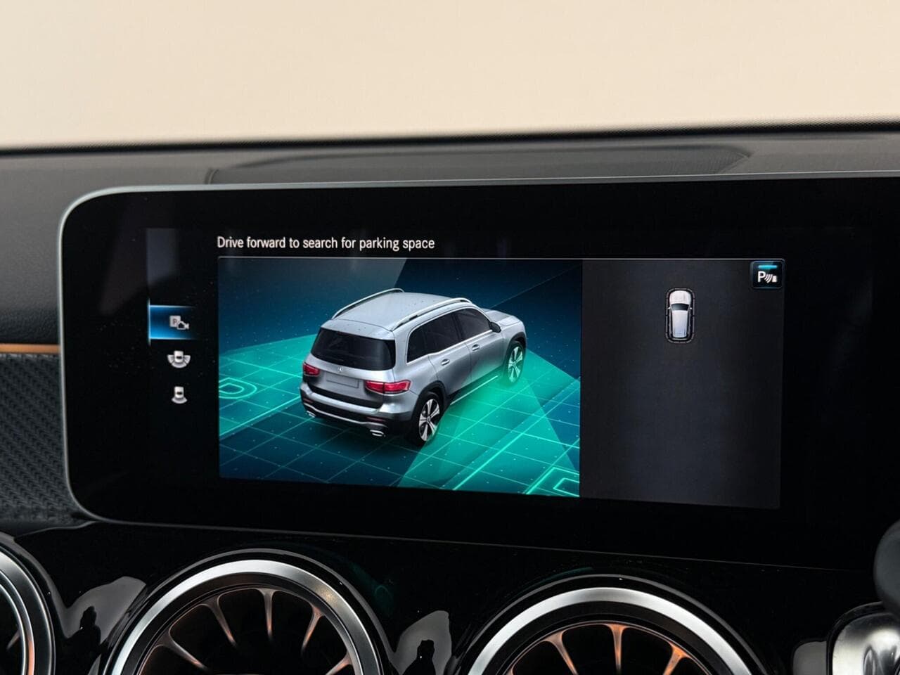 Mercedes-Benz GLB thumbnail Infotainment System