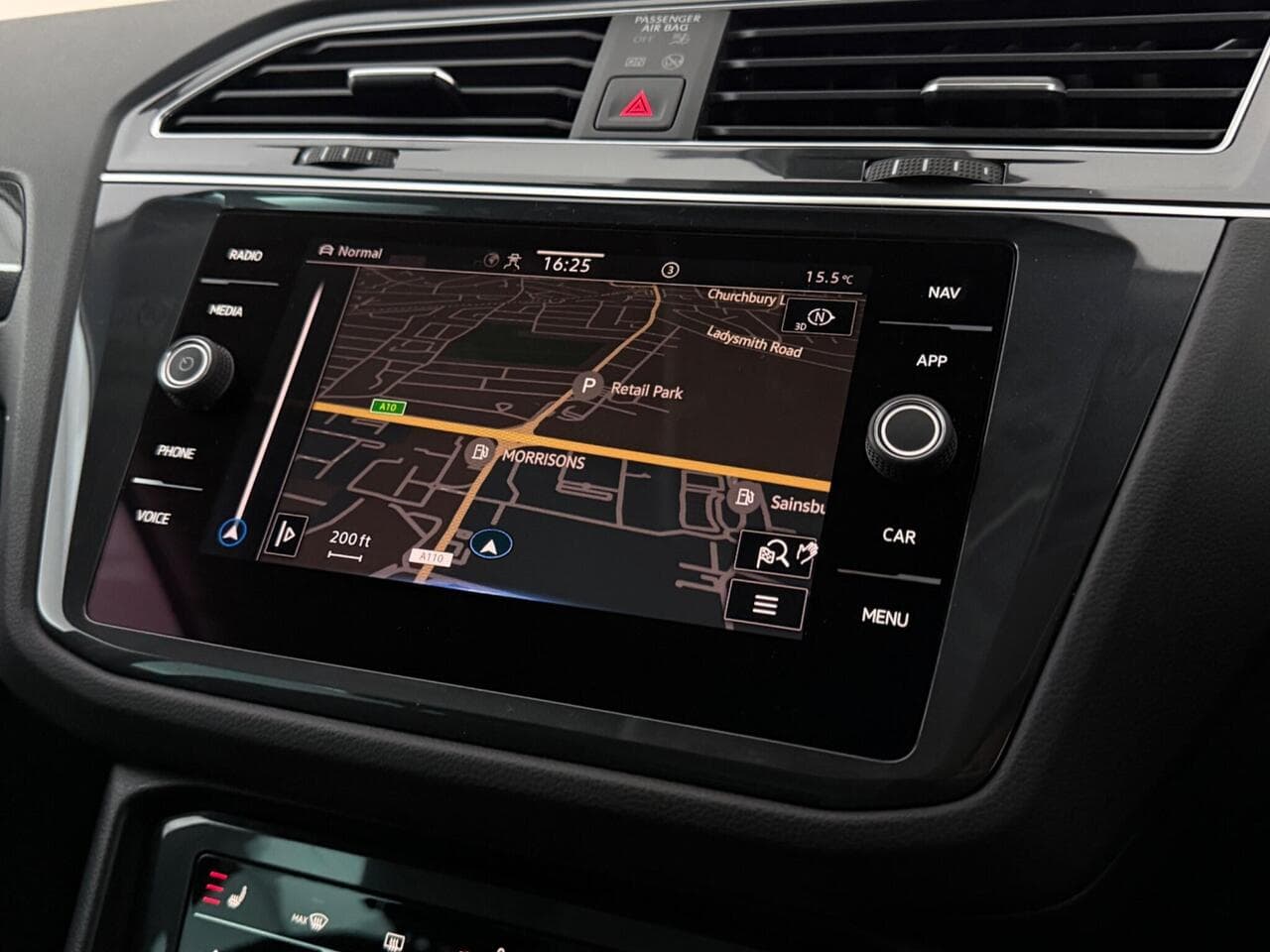Volkswagen Tiguan thumbnail Infotainment System