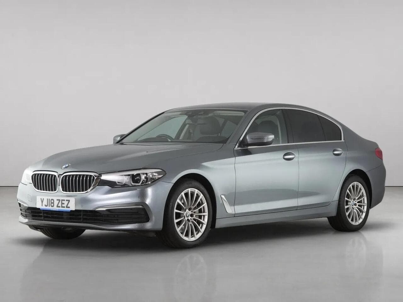 BMW 5 Series thumbnail Front Left
