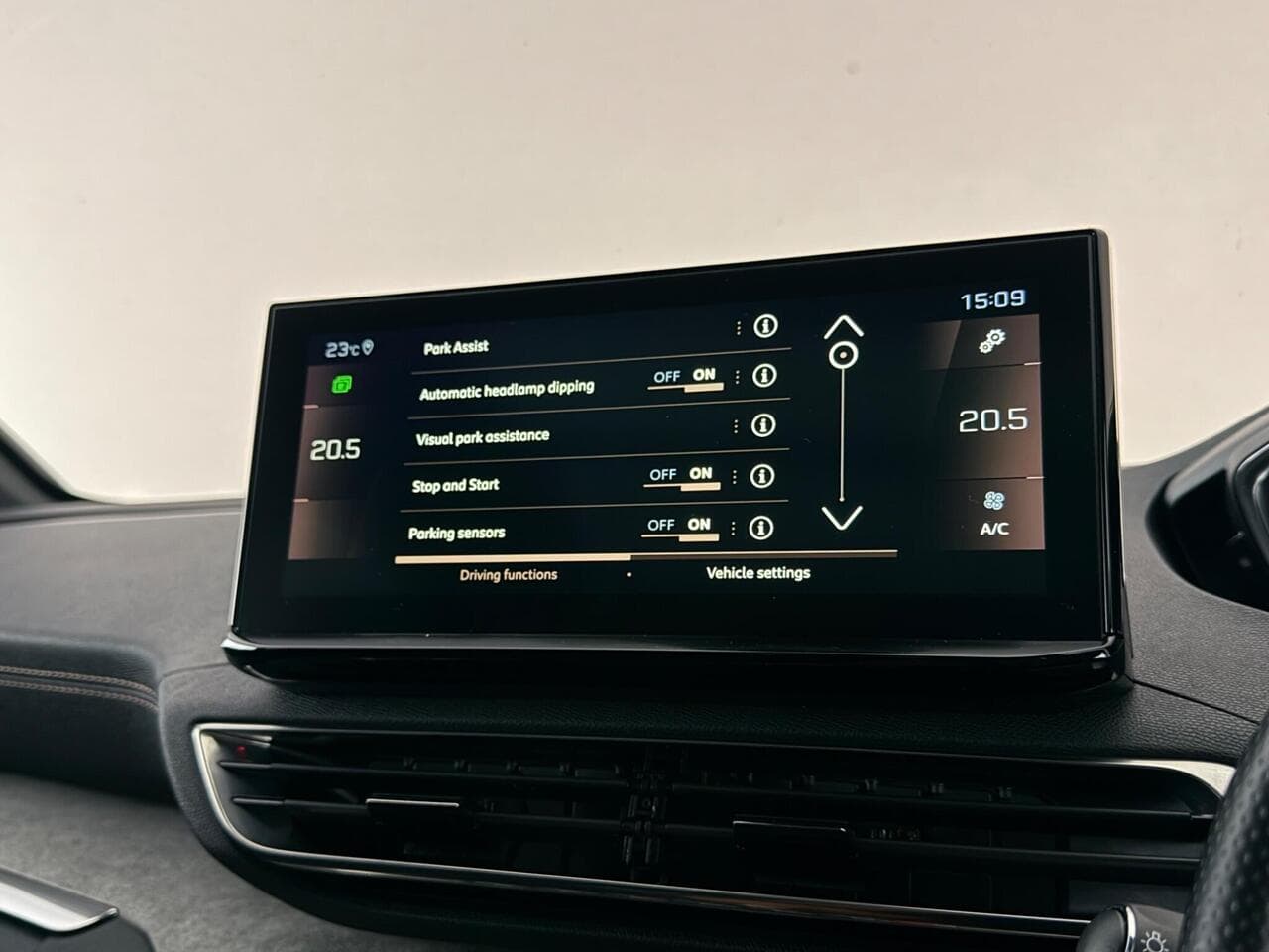 Peugeot 5008 thumbnail Infotainment System
