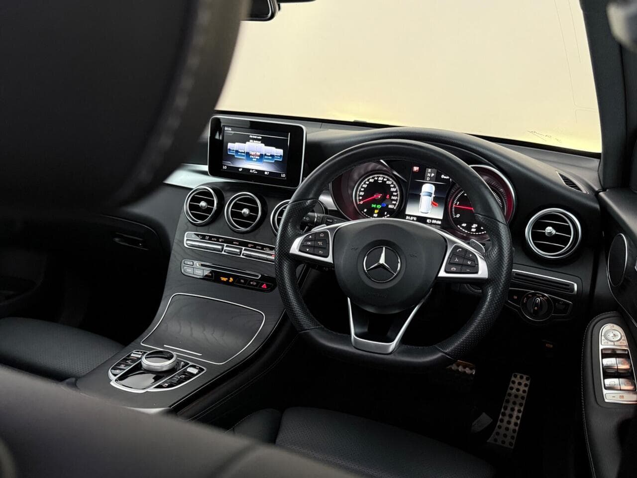 Mercedes-Benz GLC thumbnail Interior Front
