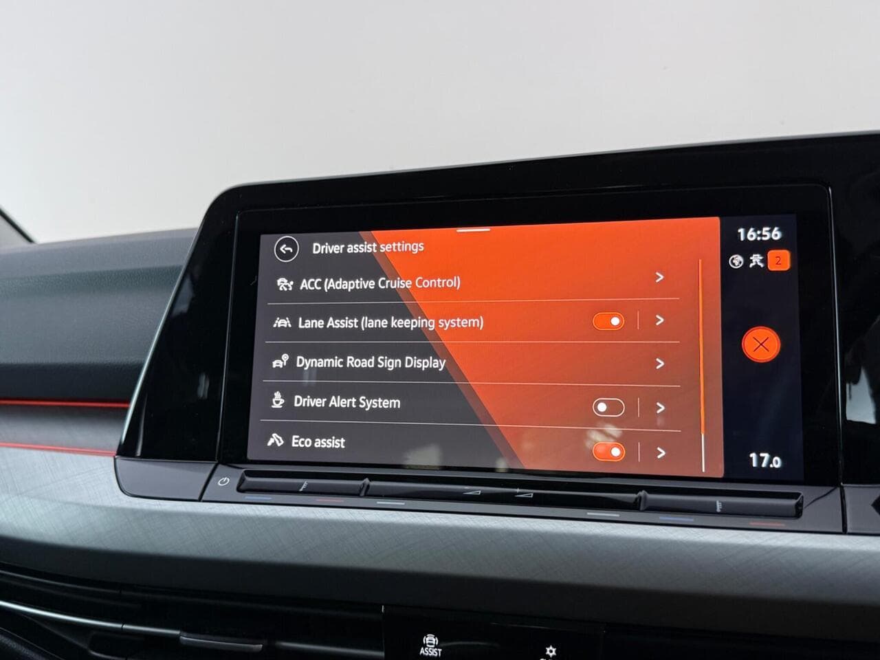 Volkswagen Golf thumbnail Infotainment System