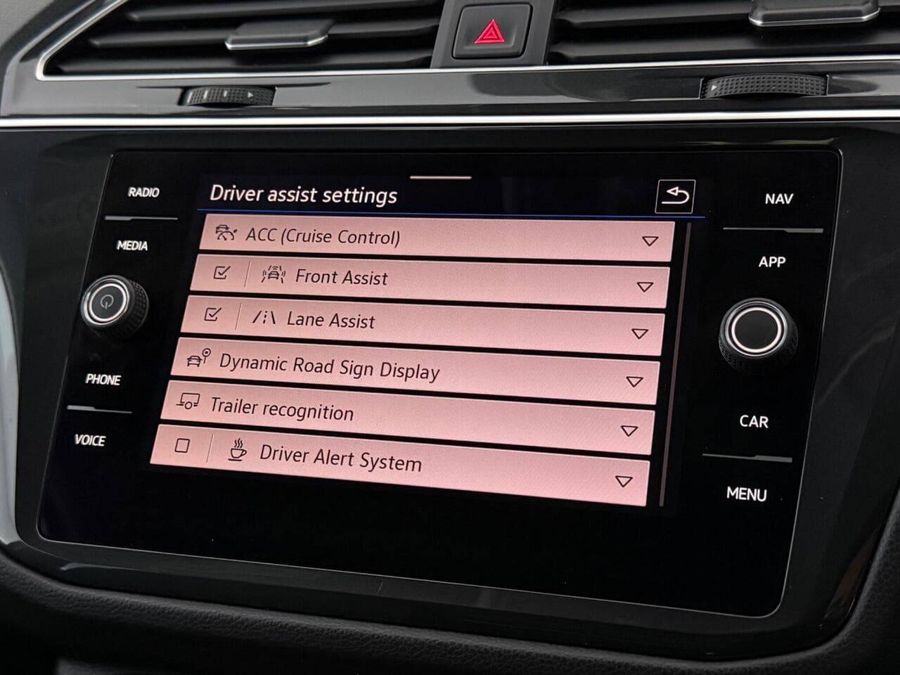Volkswagen Tiguan thumbnail Infotainment System
