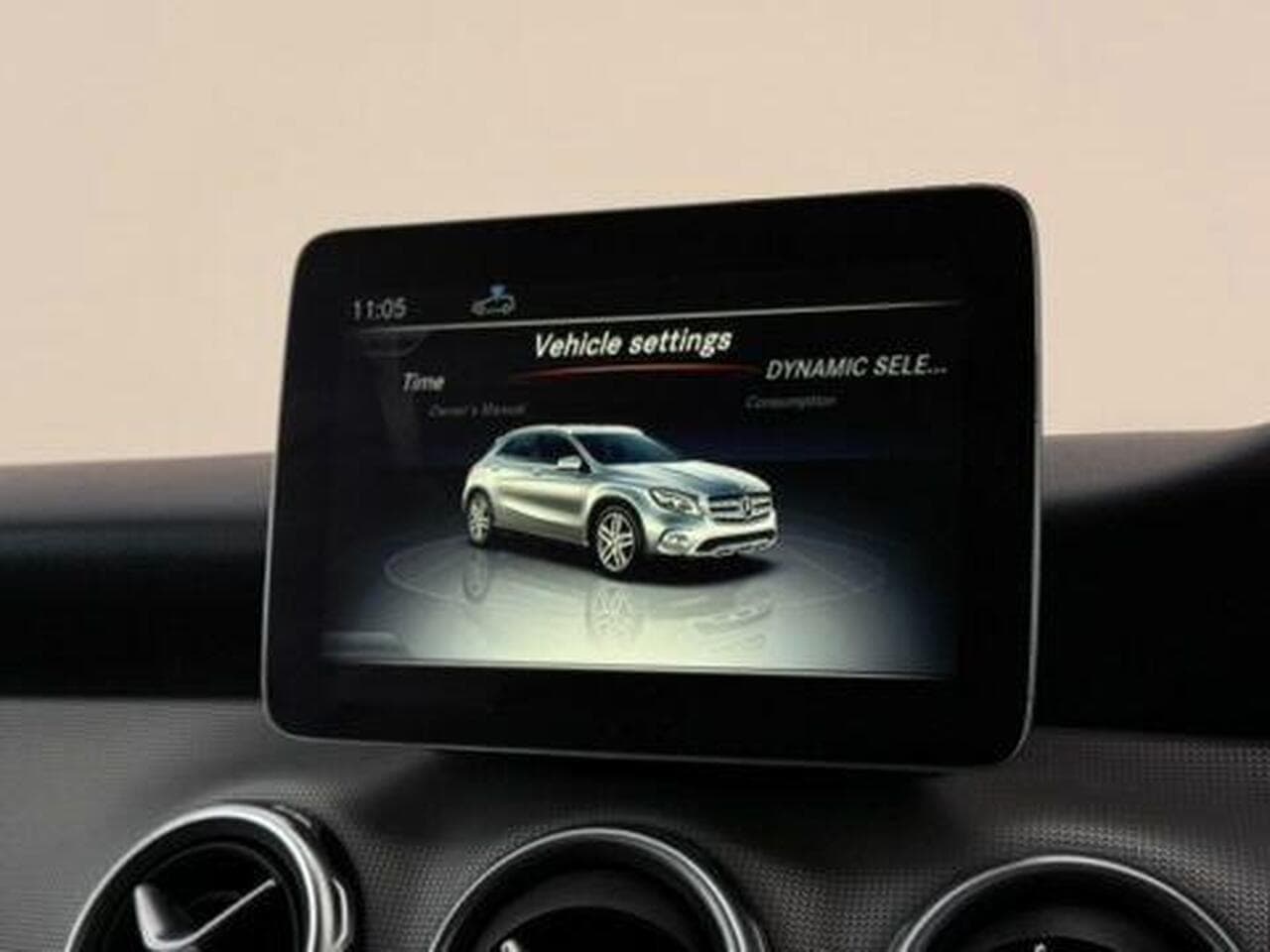 Mercedes-Benz GLA thumbnail Infotainment System