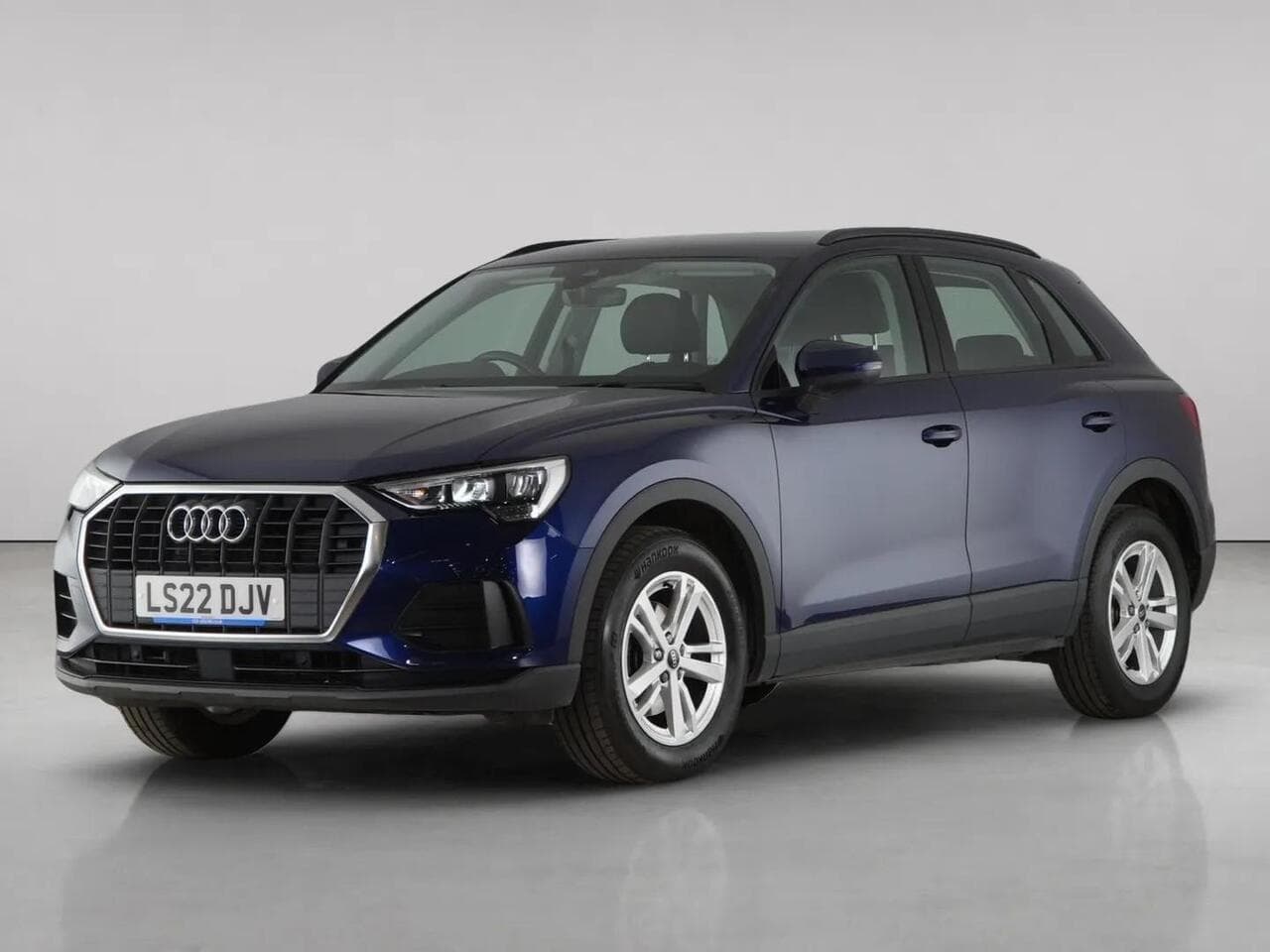 Audi Q3 thumbnail Front Left