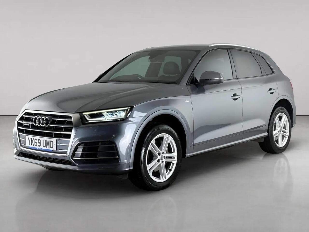 Audi Q5 thumbnail Front Left