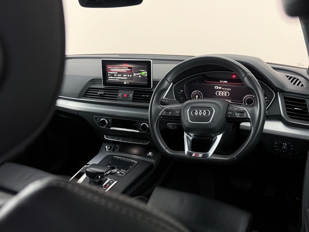 Audi Q5 thumbnail Interior Front