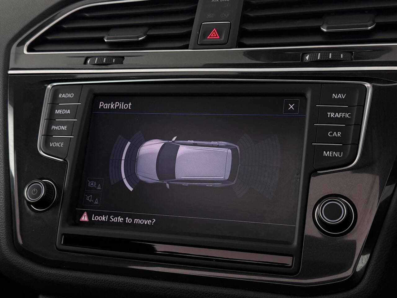 Volkswagen Tiguan thumbnail Infotainment System