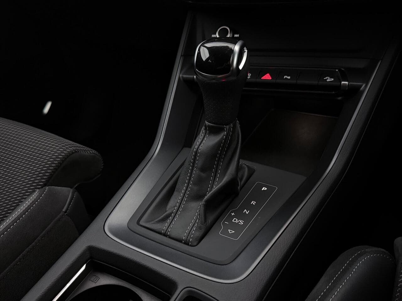 Audi Q3 thumbnail Interior Front