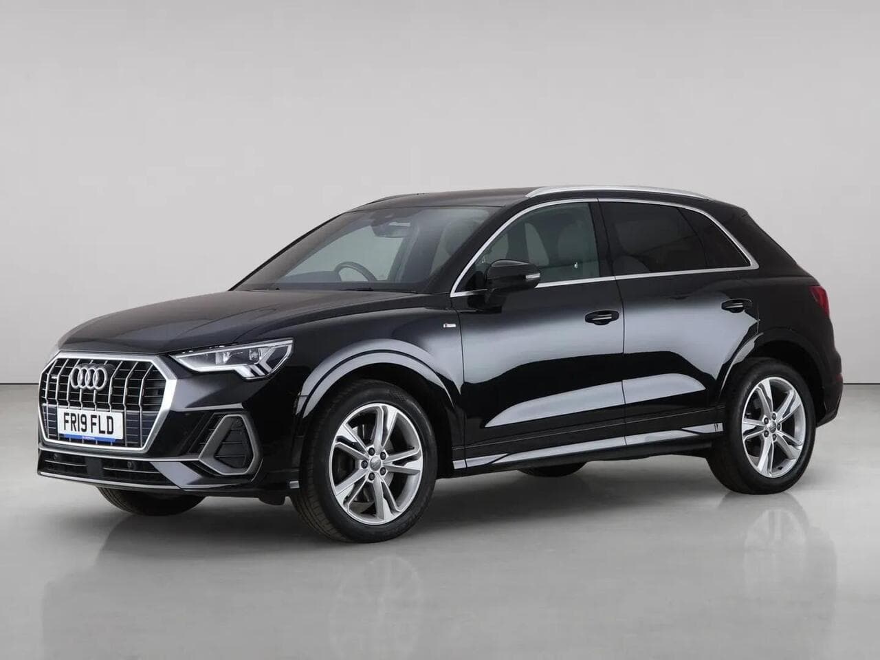Audi Q3 thumbnail Front Left