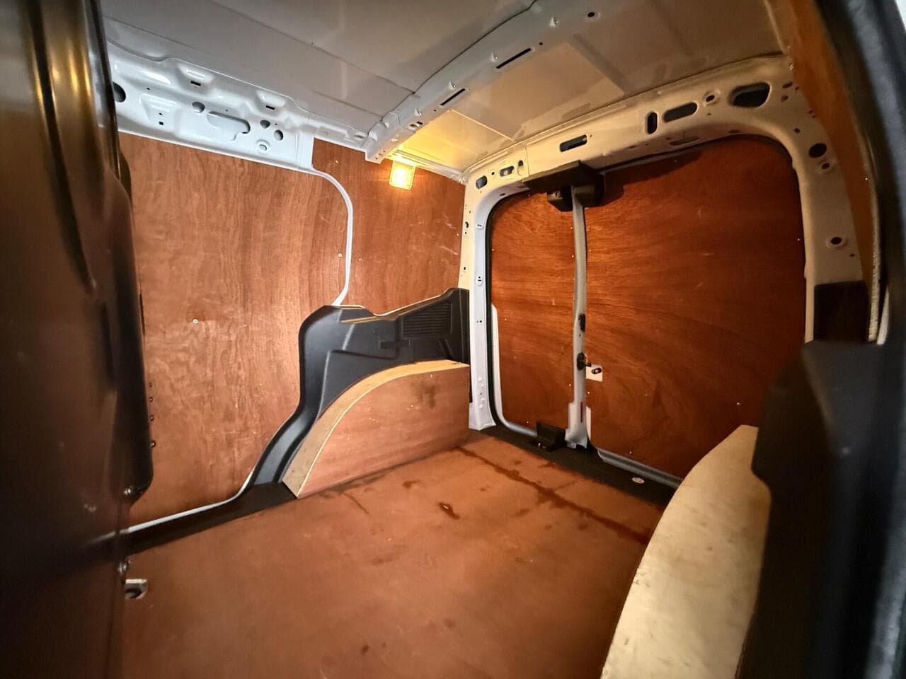 Ford Transit Courier thumbnail Cargo Space