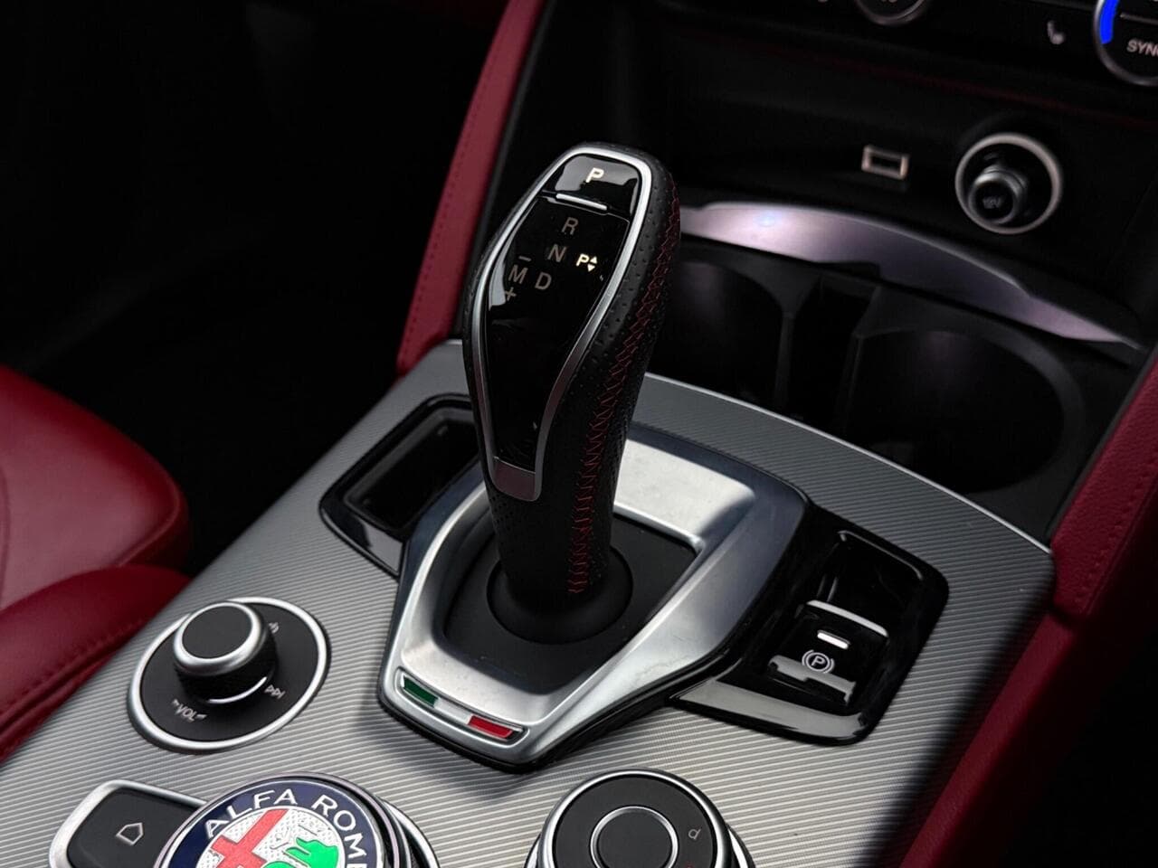 Alfa Romeo Stelvio thumbnail Interior Front