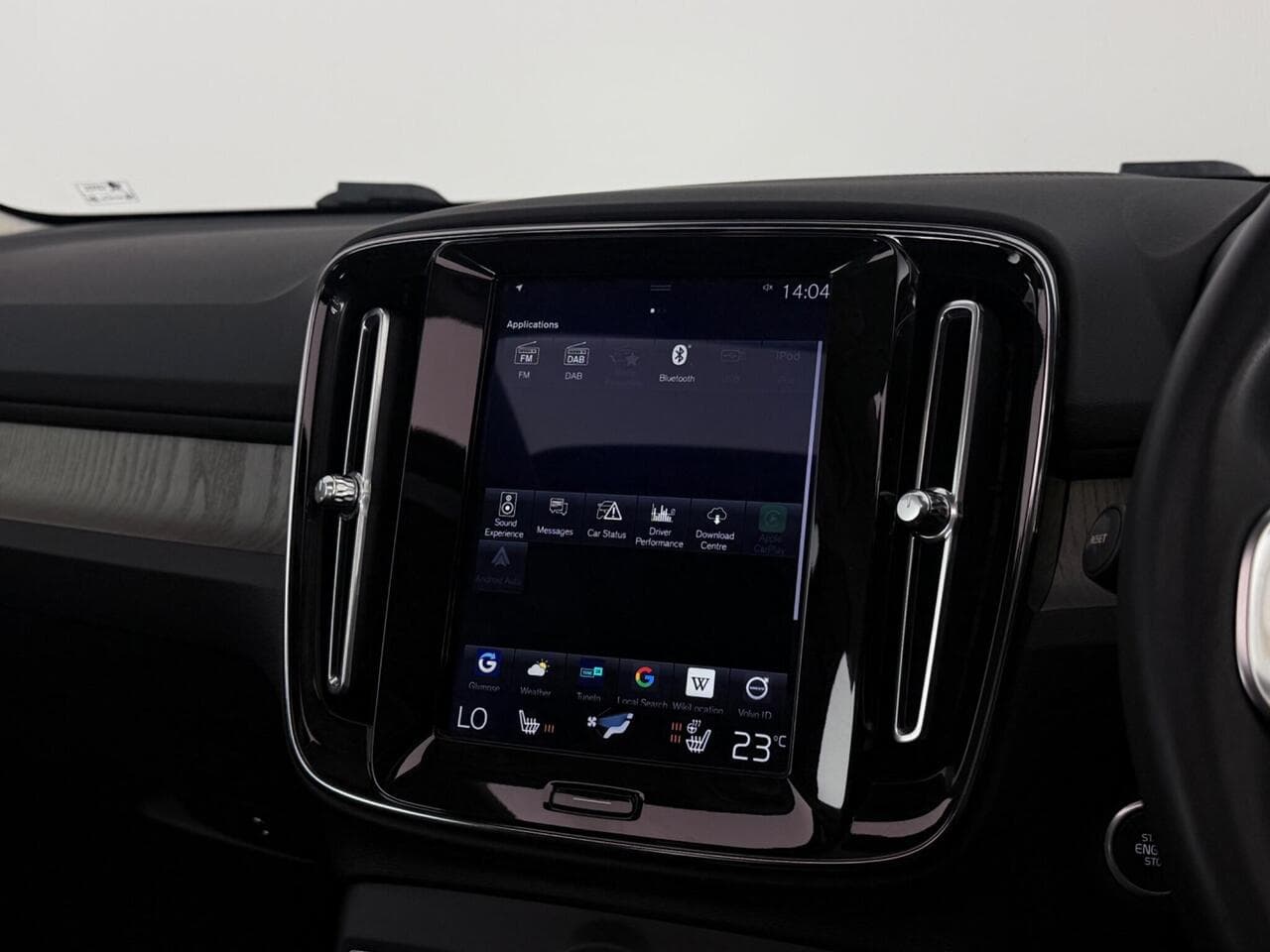 Volvo XC40 thumbnail Infotainment System