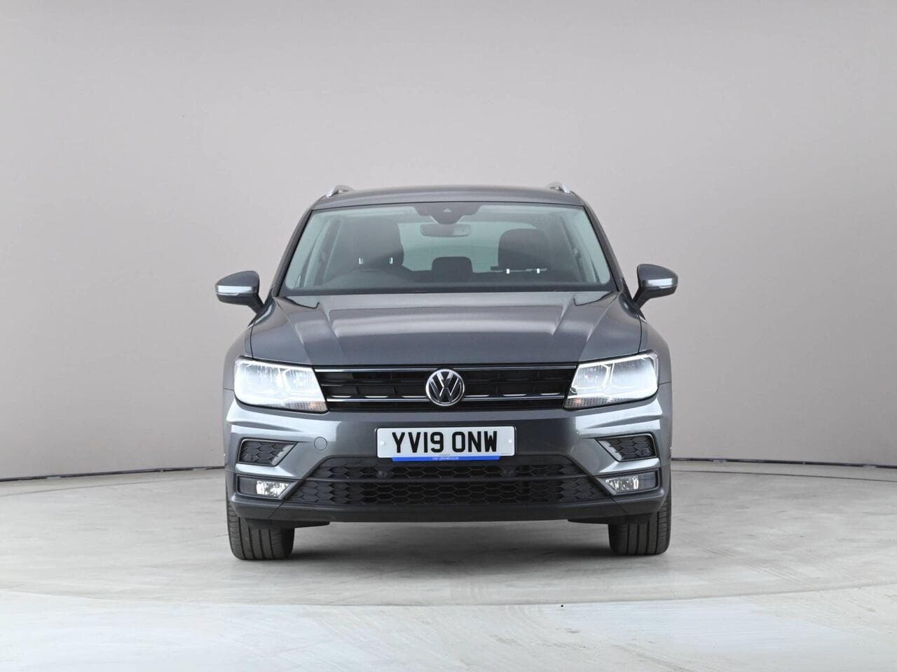 Volkswagen Tiguan thumbnail Front