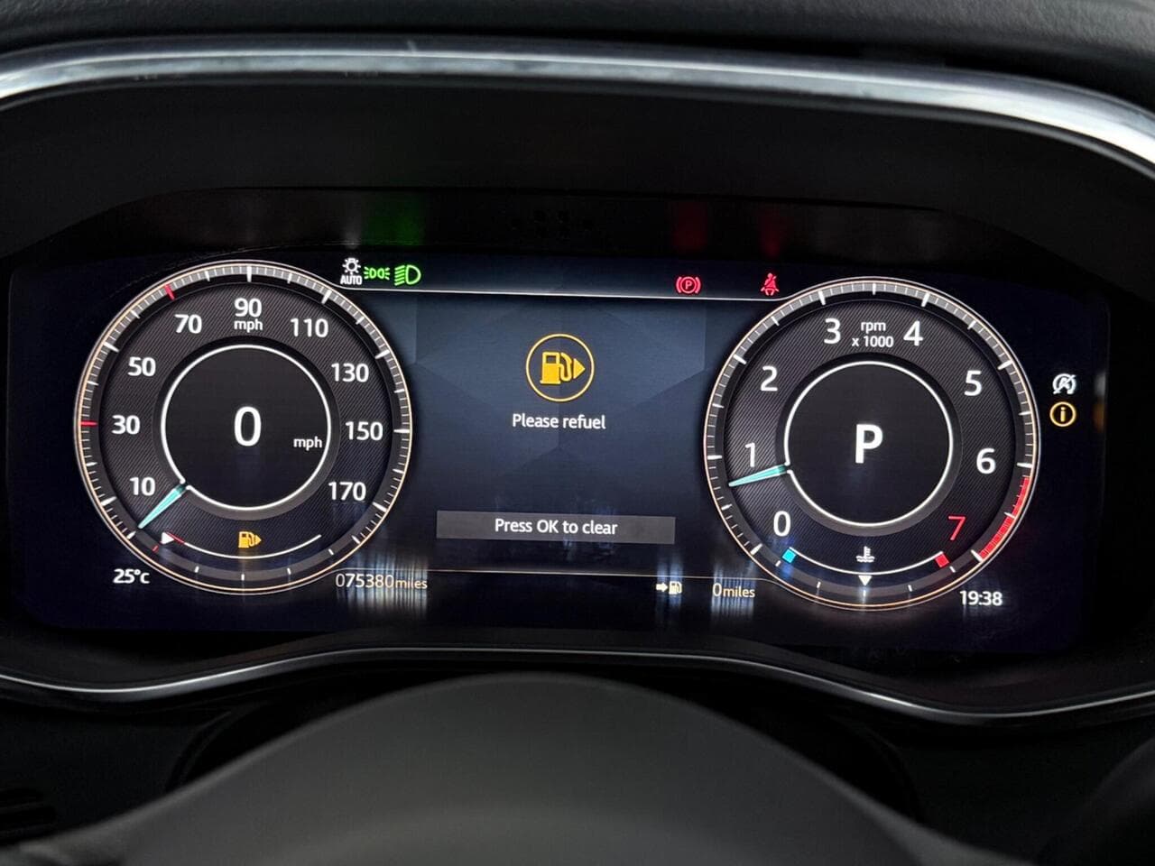 Jaguar F-PACE thumbnail Driver Instruments