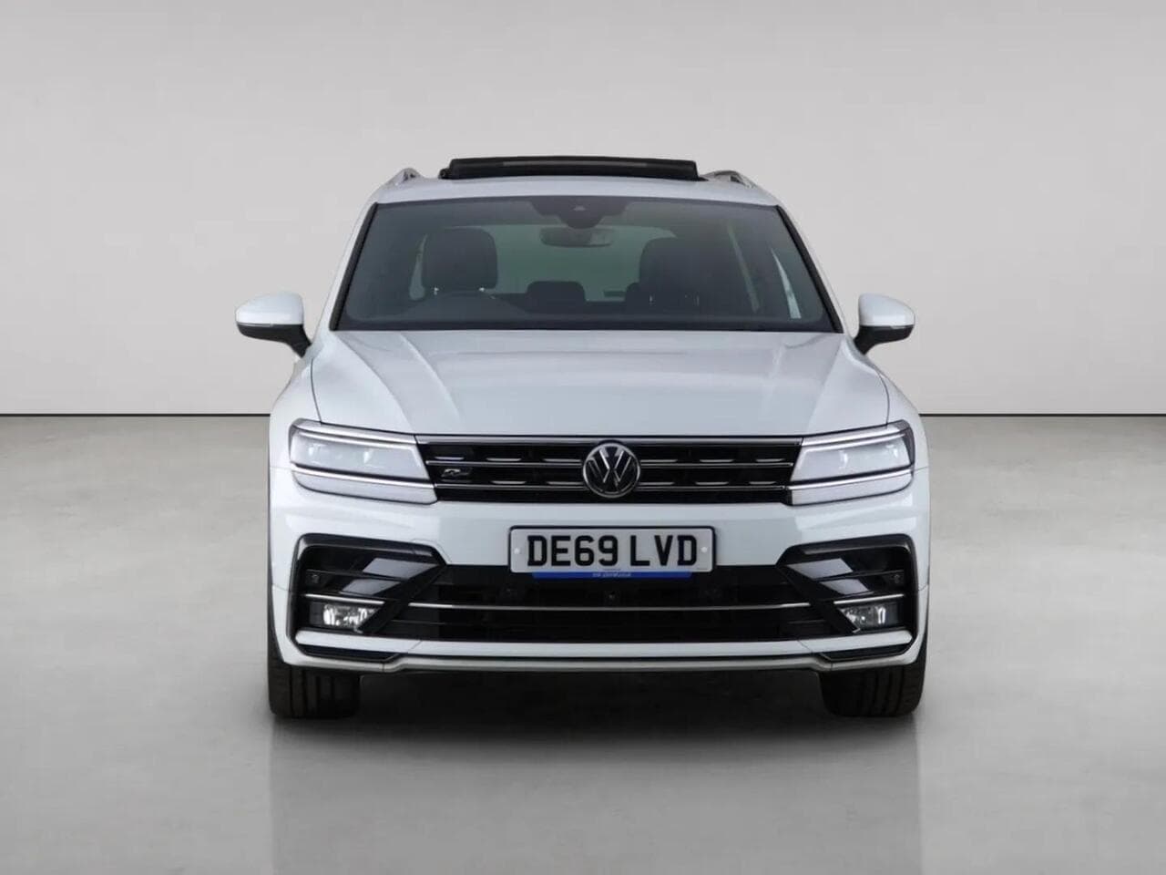 Volkswagen Tiguan thumbnail Front