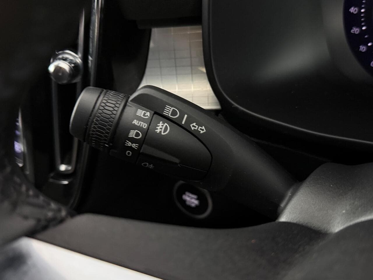 Volvo XC40 thumbnail Misc Controls
