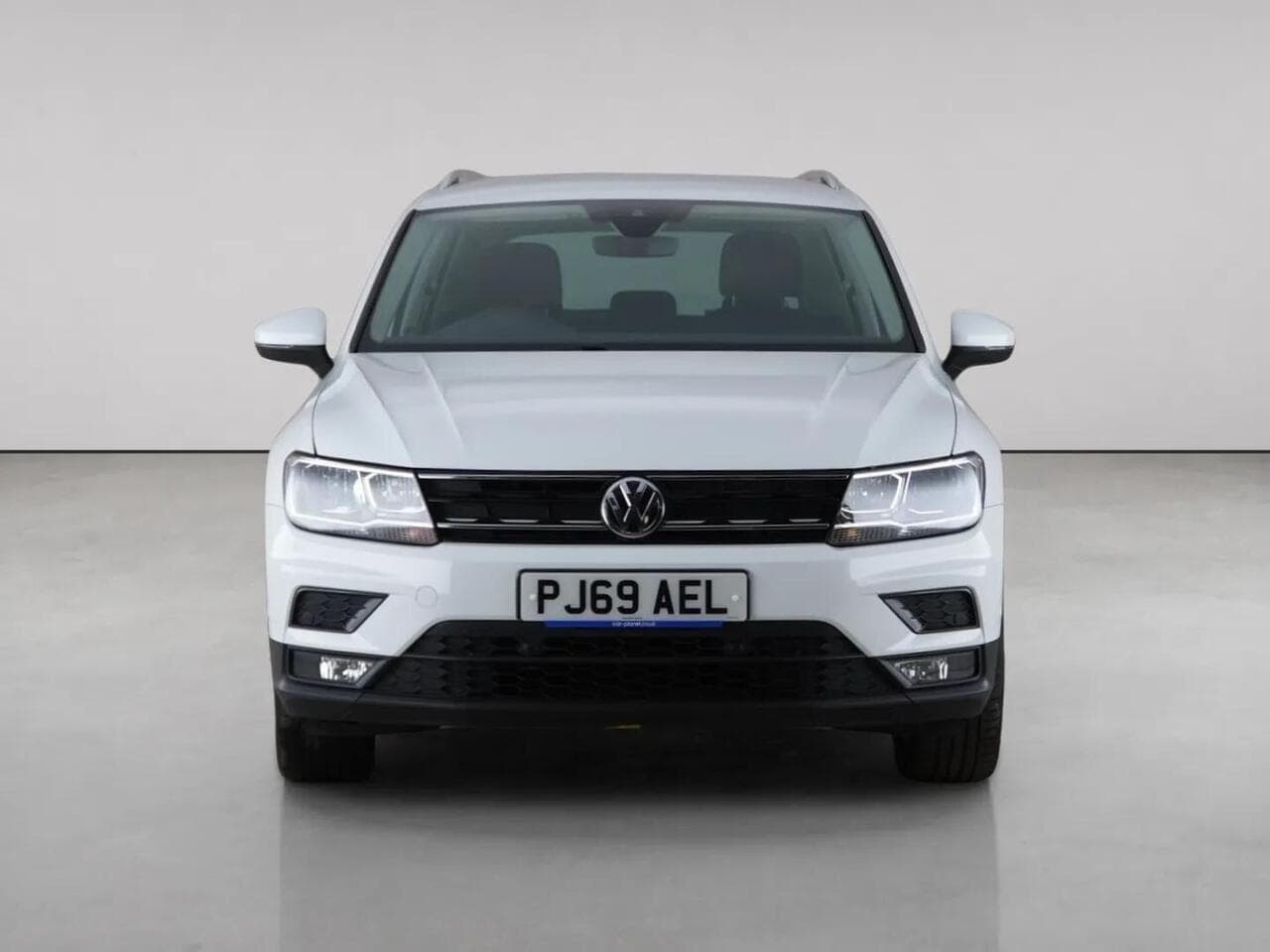 Volkswagen Tiguan thumbnail Front