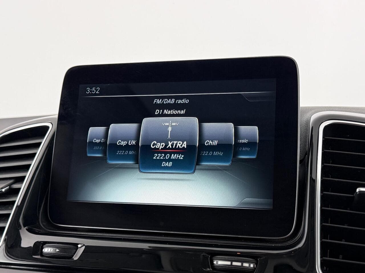 Mercedes-Benz GLE thumbnail Infotainment System