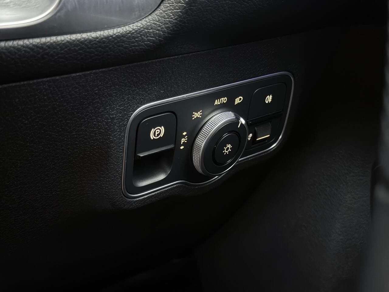 Mercedes-Benz GLB thumbnail Misc Controls