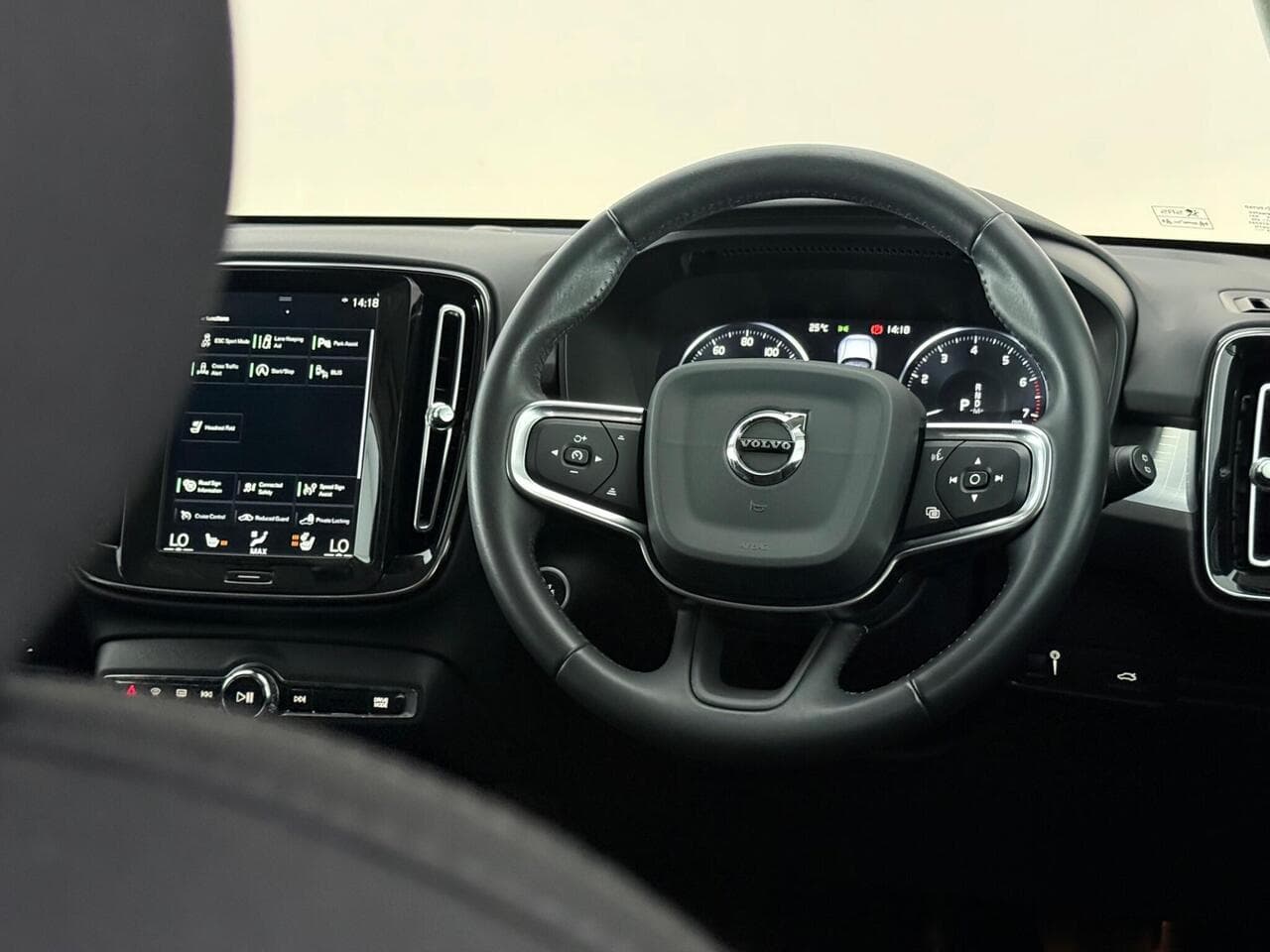Volvo XC40 thumbnail Steering Wheel