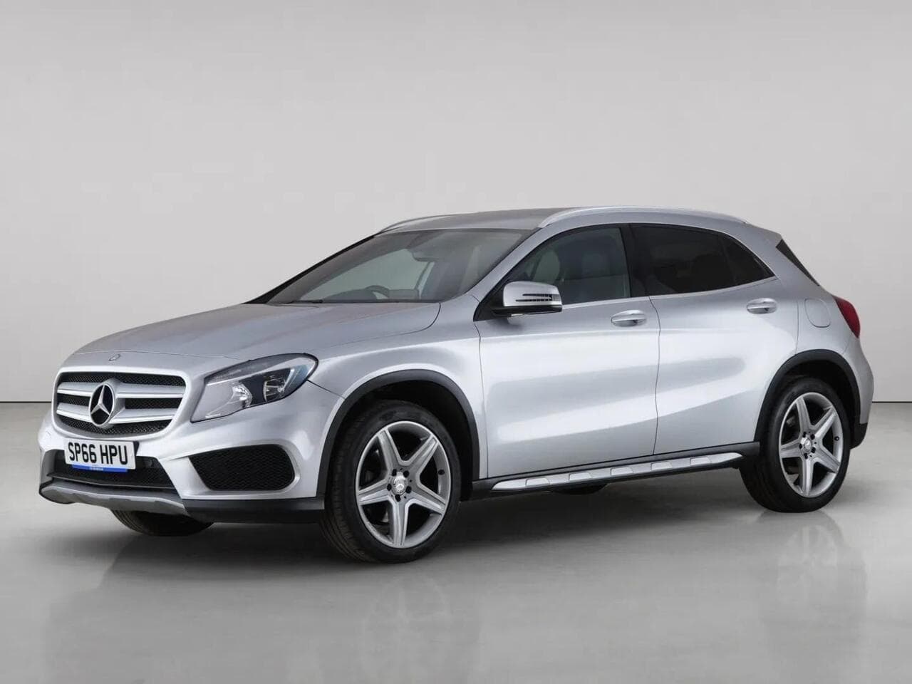 Mercedes-Benz GLA thumbnail Front Left