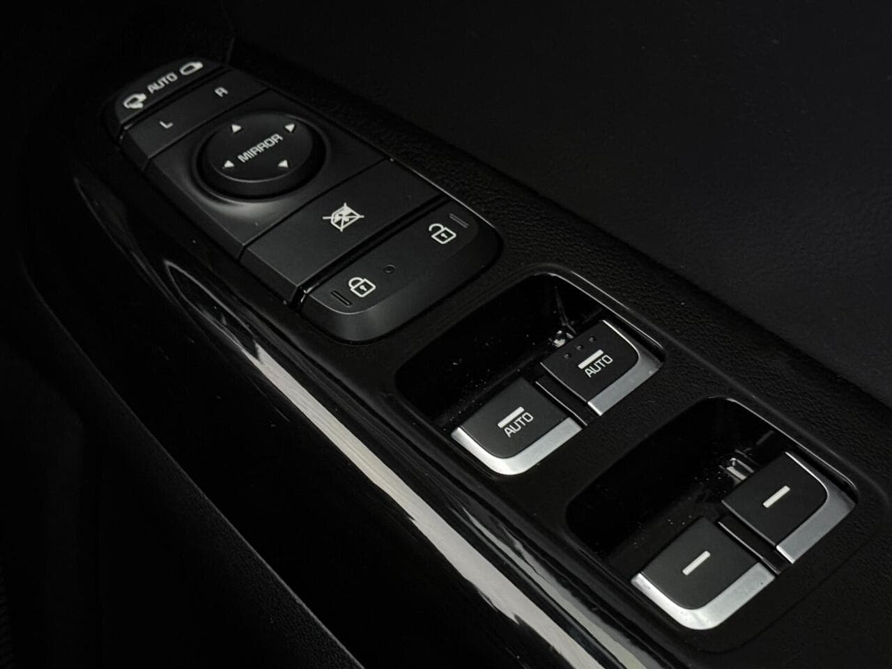 Kia Sportage thumbnail Misc Controls