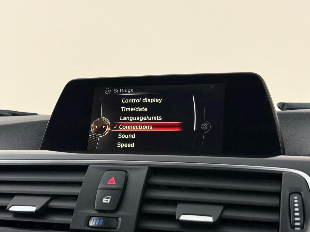 BMW 3 Series thumbnail Infotainment System